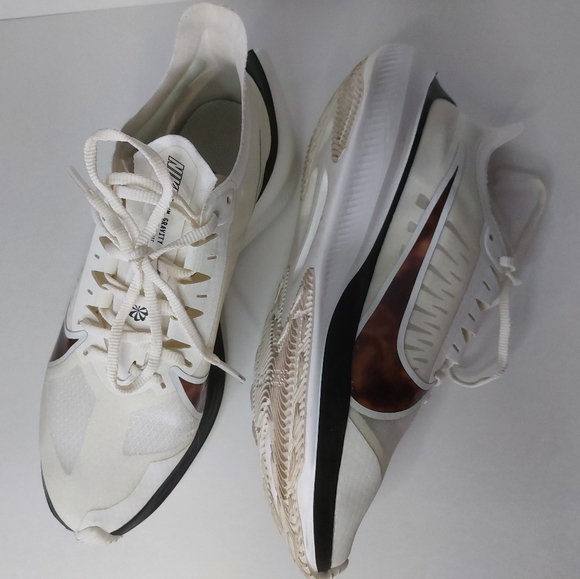 Womans size 8.5 Nike running shoes - Picture 3 of 5